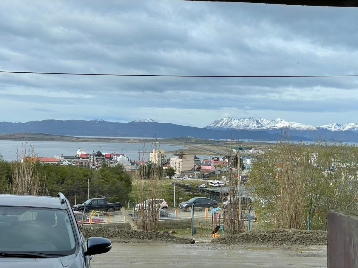 Mirando al canal Ushuaia Exterior foto