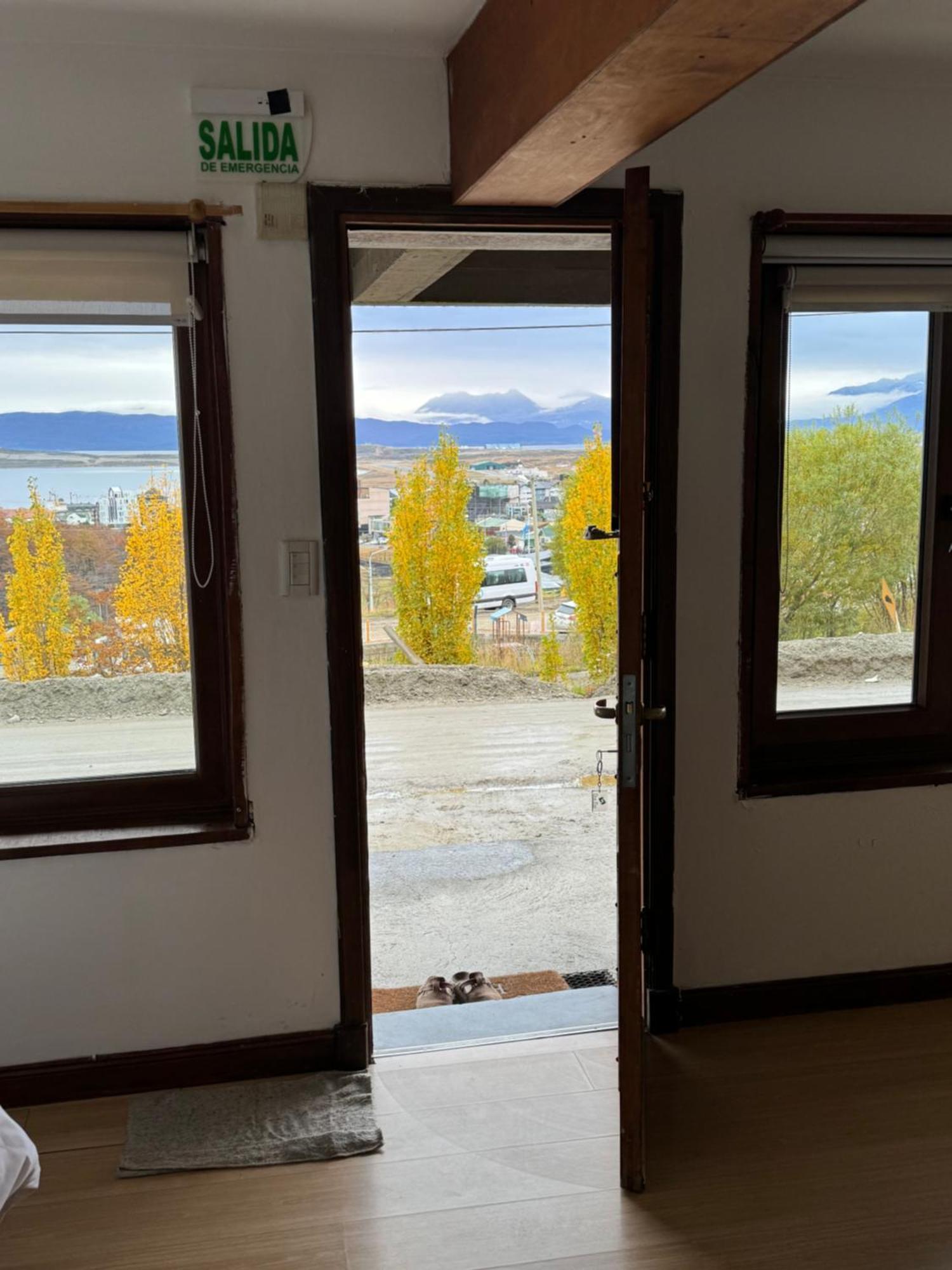 Mirando al canal Ushuaia Exterior foto